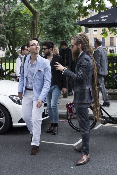 LONDON COLLECTIONS:MEN | STREET STYLE DAY 3 Men Street, Long Hair Styles Men, Mens Street Style, Men's Style, Cool Kids, Mens Hairstyles, Different Styles, Natural Hair, Long Hair