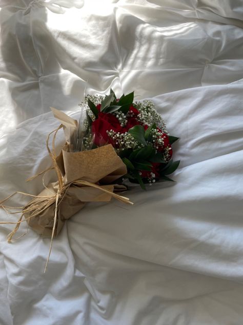 Small Rose Bouquet Aesthetic, Small Aesthetic Bouquet, Winter Flower Bouquet Birthday, Red And White Flowers Aesthetic, Christmas Flowers Aesthetic, Small Bouquet Of Flowers Aesthetic, Flower Bouquet Christmas, Bouquet Of Flowers Aesthetic Red, January Flower Bouquet