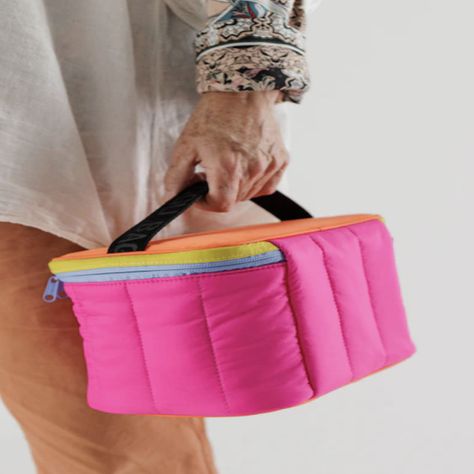 A soft lunch box that'll keep your snacks cool and match your puffer jacket in the winter. It has a top handle that'll make it easy to carry from your desk to the lunch room and the padded design with protect anything delicate inside (like glass containers). Drinks And Snacks, Pink Lunch Bag, Lunch Room, Scrap Material, Snack Packs, Lunch Snacks, Cooler Bag, Mode Hijab, Luggage Accessories