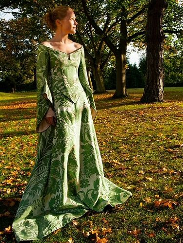 green and silver brocade medieval style wedding dress with tailored hanging sleeves Hanging Sleeves, Medieval Wedding Dress, Celtic Clothing, Elven Dress, Historical Dress, Medieval Wedding, Wedding Green, European Dress, Medieval Style