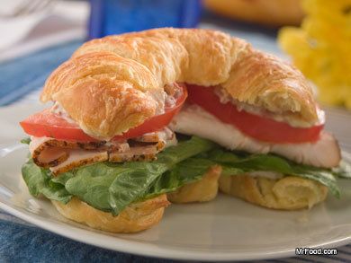 Mr. Food OOH IT'S SO GOOD!! Sandwich Club, Club Sandwiches, Club Sandwich Recipes, Picnic Menu, Picnic Sandwiches, Picnic Recipes, Cold Sandwiches, Croissant Recipe, Club Sandwich