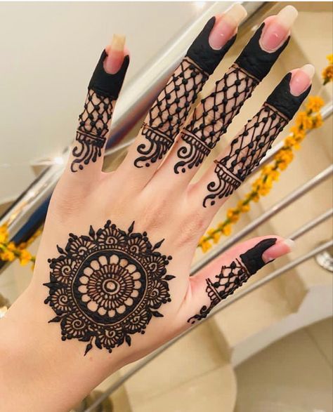 Gol Tikki Mehndi Designs, Simple Henna Designs Hand, Tikki Mehndi, Finger Henna Designs, Latest Henna Designs, Simple Mehndi Designs Fingers, Modern Mehndi Designs, Pretty Henna Designs, Stylish Mehndi Designs