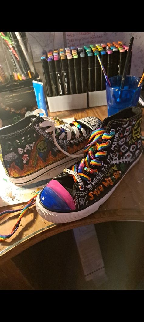 Diy Converse Shoes Paint High Tops, Shoe Decorations Diy Converse, How To Decorate Shoes, How To Customize Converse, Alt Shoes Drawing, Shoe Decoration Ideas, Punk Craft Ideas, Converse Shoe Ideas, Therian Converse