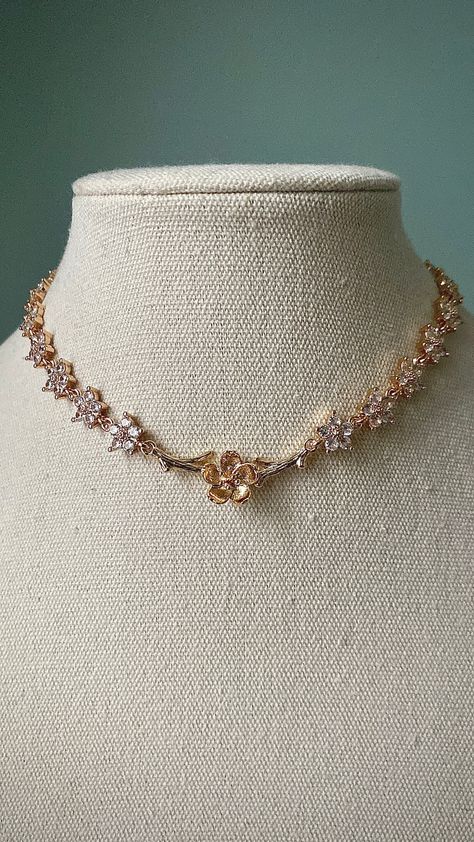 Elegant gold blossom petals choker necklace. A perfect treat yourself gift or a gift for a loved one! Necklace chains are made from 16k gold plated stainless steel. They are anti-allergic, unfading, nickel and lead free. Necklace chain is approx. 35cm with 5cm extending chain. Pendants are made from copper and cubic zirconia  Please do not hesitate to contact me if you have any questions :) *Delivery is not tracked. Option to upgrade to tracked delivery can be done at checkout. White Flower Choker, Flower Choker Necklace, Pretty Jewelry Necklaces, Jewelry Cute, Flower Choker, Necklace Elegant, Gold Choker Necklace, Classy Jewelry, Gold Choker