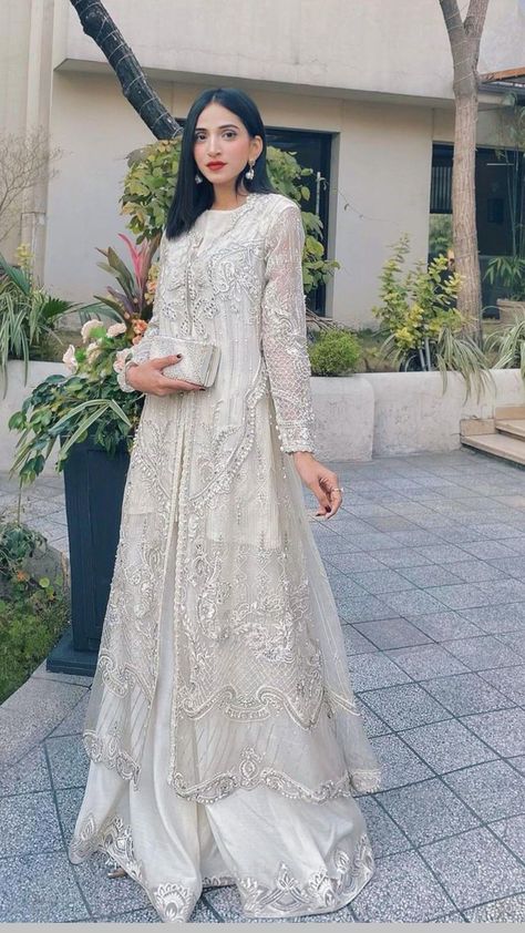 White Formal Pakistani Dresses, Off White Pakistani Dress, White Fancy Dresses Pakistan, White Wedding Dresses Pakistani, Simple Nikah Outfit, Pakistani Walima Dress, Formal Pakistani Dresses, Pakistani Formal Wear, Black Dress Outfit Summer