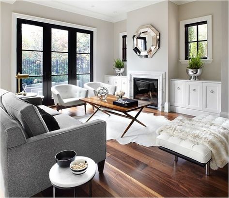 Black, white, gray living room with brown hardwood floors. Terrace Living Room, Casa Vintage, Ideas Hogar, Trendy Living Rooms, Living Room Sectional, Couch Furniture, Living Room Grey, Couches Living Room, A Living Room