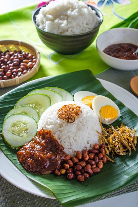 Malaysian Nasi Lemak, Sambal Nasi Lemak, Nasi Lemak Photography, Nasi Uduk Aesthetic, Nasi Lemak Aesthetic, Makanan Tradisional Malaysia, Malaysia Poster, Food Malaysia, Malaysia Food