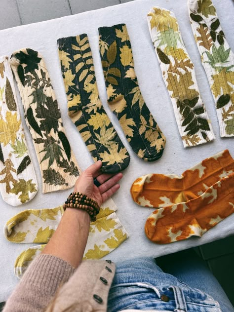 Print Leaves On Fabric, Bleach Leaf Print, Leaf Print Art Diy, Leaf Bleach Printing, Botanical Printing On Fabric, Printing With Leaves, Pressing Leaves, Natural Printing, Leaf Dyeing