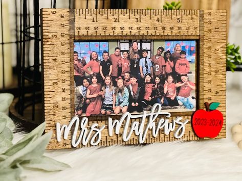 If you're looking for the perfect gift for your favorite teacher, look no further than this personalized class photo frame! This frame holds 4x6 photos and can be personalized with the teacher's name and the school year. It's the perfect gift for any teacher, and it's sure to be a cherished keepsake for years to come. Order your teacher class photo frame today! Teachers Day Pictures, Mini Gifts, Class Photo, Custom Teacher Gifts, Crafts Room, Framed Photo Collage, Teachers Day Gifts, Picture Letters, Personalized Teacher Gifts