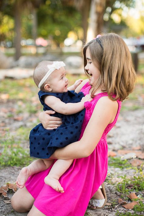 Sisters photo, big sister holding her baby sister.  © tovaphotography.com Baby And Sister Photoshoot, Big Sister And Little Sister Pictures, Little Sisters Photoshoot, Sisters Photoshoot Ideas, Siblings Pictures, Bday Poses, Sister Shoot, Sisters Photo, Mommy Daughter Photos