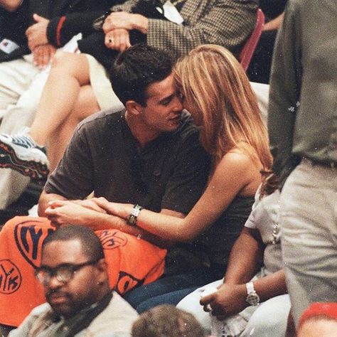 Sarah Michelle Gellar & Freddie at the NY Nicks Vs Miami Heat 2000 Playoff🌹 Freddie Prince Junior, 2000s Couples, Freddie Prinze Jr, 90s Couples, Aimee Garcia, Freddie Prinze, Michelle Gellar, Buffy Summers, 90’s Aesthetic