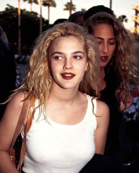 Drew Barrymore Aesthetic, Drew Barrymore Hair, Drew Barrymore 90s, Drew Barrymore Style, 90s Makeup Look, 90s Makeup, Manic Pixie Dream Girl, Look Retro, Drew Barrymore