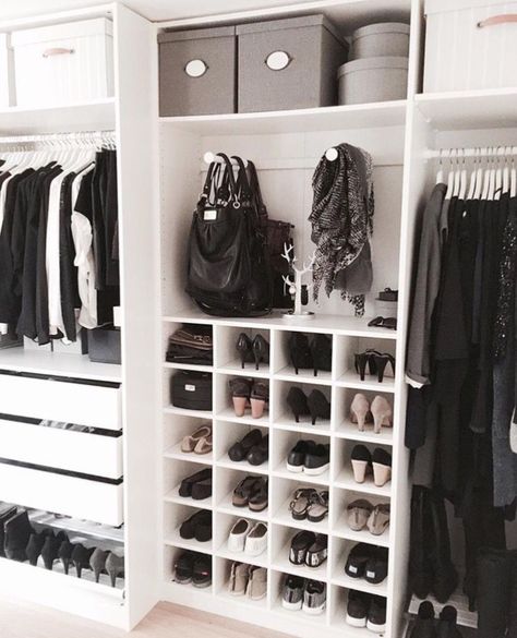 Gorgeous, organized walk-in closet. Vstupná Hala, Organized Closet, Wardrobe Organisation, Closet Room, Dream Closets, Room Stuff, Closet Inspiration, Room Closet, Master Closet