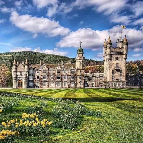 Balmoral Highlands Castle, Castle Exterior, Balmoral Castle, Castle Estate, Scottish Homes, Old Pub, Castles In Scotland, Scotland Castles, Royal Residence