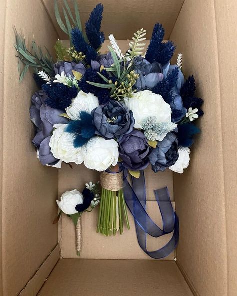 Dark Blue Wedding Flowers Bouquets, Blue Boho Wedding Bouquet, Boquetes Of Flowers Navy Blue, Dark Blue Prom Bouquet, Black Blue Bouquet, Dark Blue And White Bouquet, Blue Themed Wedding Decor, Dark Blue Wedding Bouquet, Navy Flower Arrangements