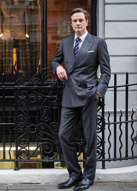 Collin Firth, Kingsman Suits, Film Kingsman, Harry Hart, Kingsman The Secret Service, British Gentleman, Striped Suit, Casino Outfit, Anime Reviews