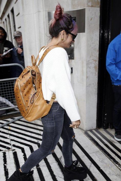 The ultimate back-to-school backpack style inspiration from your favorite models and celebs—Lily Allen White Backpack Outfit, Mcm Backpack Outfit, Coach Backpack Outfit, Backpack Outfit Casual, Backpack Outfits Women, Backpack Purse Outfit, Louis Vuitton Backpack Outfit, Wearing Backpack, Outfit Ideas Model