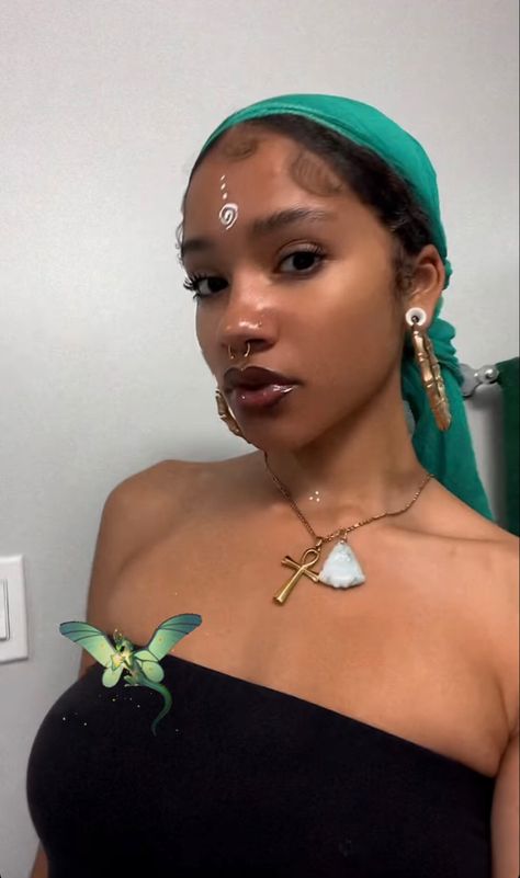 777 @ WOKEUPCUPID ✌🏼 Earthy Makeup Looks Black Women, Spiritual Makeup, Earthy Makeup, Bohemian Makeup, Divine Women, Hippie Makeup, Earthy Girl, Earth Girl, Earthy Aesthetic