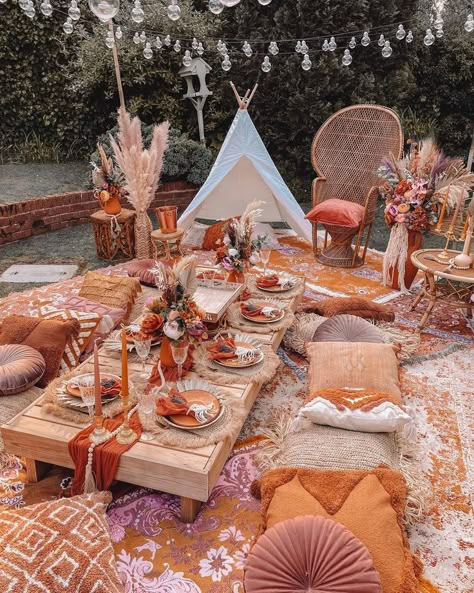 Boho Party Set Up, Boho Picnic Table Decor, Boho Summer Party, Boho Beach Theme Party, Boho Batchloret Party Ideas, Glam Picnic Party, Boho Themed Party Decorations, Boho Picnic Party Backyards, Coachella Picnic