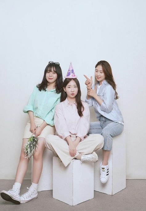 3girls Photoshoot Poses, Photo Poses Two People, Trio Photo Poses, Inspirasi Foto Studio, Poto Studio, Self Studio, Girlfriends Photoshoot, Bestie Photoshoot, Family Photo Studio