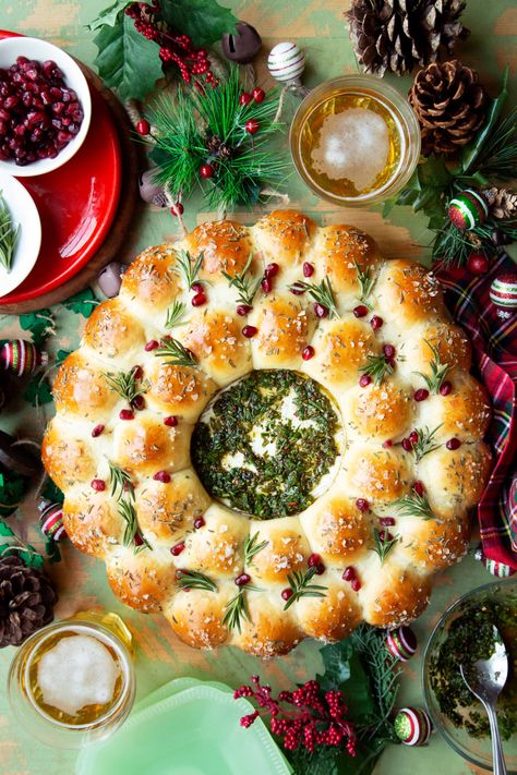 Savory Bread Wreath, Baked Brie Christmas Wreath, Christmas Brie Wreath, Wreath Appetizer Ideas, Christmas Dinner Bread, Christmas Wreath Appetizer, Christmas Bread Recipes, Bread Wreath, Resepi Roti