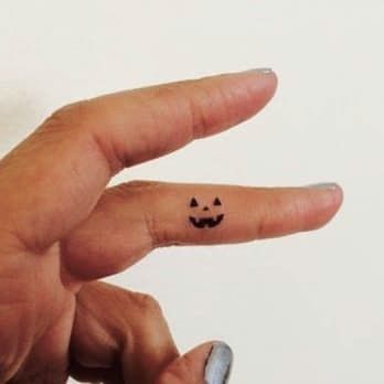 Cute Halloween Tattoos, Tattoos Set, Tattoo Tiny, Pumpkin Tattoo, Autumn Tattoo, Inspiration Tattoo, Tattoos Geometric, Cute Little Tattoos, Spooky Tattoos