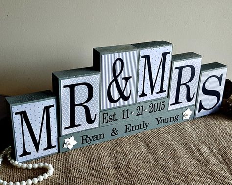 Wedding Gift Signs, Gift Table Wedding, Heart Table, Creative Wedding Gifts, Wood Block Crafts, Diy Wedding Gifts, Wood Wedding Signs, Wedding Gift Diy, Wedding Photo Props