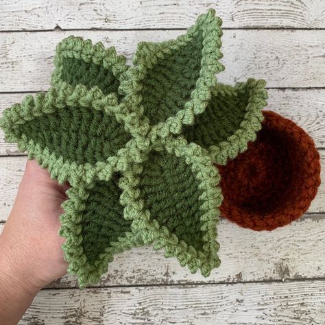 Crochet Desk Plant, Crochet Plant Garland, Sewing Small Gifts, Plant Crochet Pattern Free, Rainforest Crochet, Crochet Plant Patterns, Crochet House Plants, Green Crochet Projects, Sage Ideas