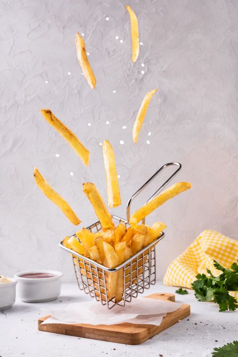 French fries potato with salt flying in ... | Premium Photo #Freepik #photo #food #gold #restaurant #grunge Amazing Food Photography, Food Art Photography, Food Photoshoot, Food Menu Design, Food Graphic Design, Food Poster Design, Fried Potatoes, Food Poster, Menu Design