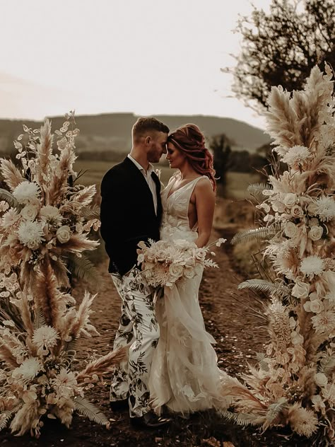 Boho Arbour Wedding, Wedding Hair Dried Flowers, Boho Ceremony Flowers, Broken Arch Dried Flowers, Christmas Boho Wedding, Neutral Wedding Arch, Boho Arches For Weddings, Dried Flower Wedding Arch, Dried Flower Arch