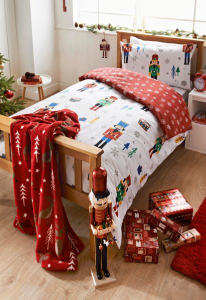 I love this Nutcracker bedding for the little ones this Christmas <3 Kids Christmas Bedroom, Themes For Christmas, Kids Christmas Bedding, Christmas Decor Bedroom, Creative Bedroom Decor, Colors Bedroom, Christmas Duvet Cover, Christmas Duvet, Christmas Bedding Set