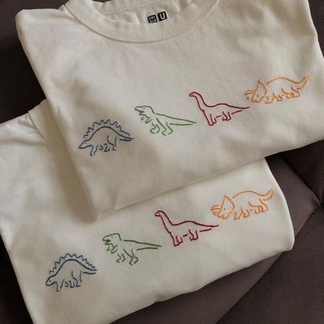 Stitch Tshirt Design, Things To Embroider On Sweatshirts, Cute Embroidery On Tshirts, Embroidery On Kids Clothes, Embroidery Designs Shirt, T Shirt Embroidery Diy, T Shirt Embroidery Ideas, Embroidered Clothes Diy, Hand Embroidery On Clothes