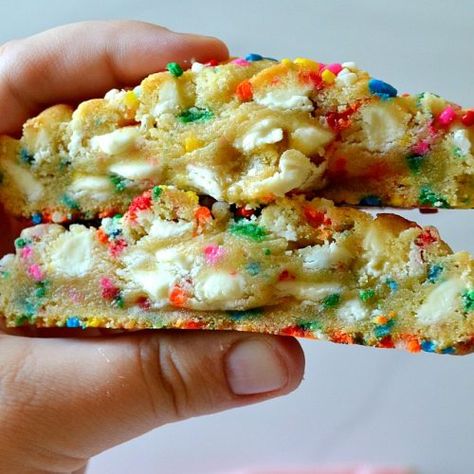 Cake Batter Cheesecake, Sugar Cookie Cake, Levain Cookies, Nyc Bakery, Cake Batter Cookies, Funfetti Cookies, Broma Bakery, Levain Bakery, Gooey Cookies