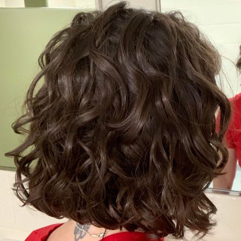 Short Layered Curly Hair, Short Wavy Haircuts, Free Friday, Natural Curly Hair Cuts, Brown Curly Hair, Fesyen Rambut, Curly Hair Photos, Short Brown Hair, Wavy Haircuts