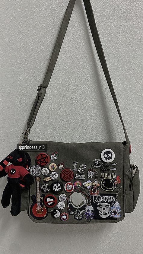 Bag Patches Ideas, Grunge Stuff To Buy, Alt Messenger Bag, Emo Backpacks Diy, Emo Messenger Bag, Messenger Bag Ideas, Punk Messenger Bag, Bag With Pins And Patches, Grunge Bags For School