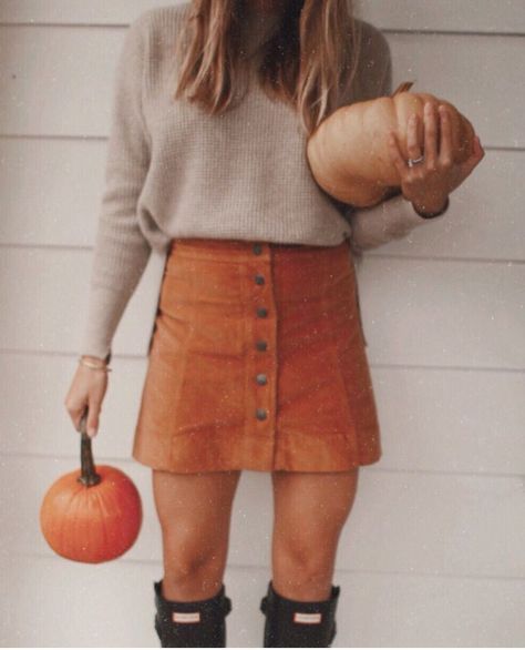 Cute fall look. Cord skirt and hunter boots Hunter Boots Outfit, October Outfits, Cord Skirt, Cute Fall Outfits, A Pumpkin, Fall Looks, Fall Winter Outfits, Hunter Boots, Outfit Inspirationen