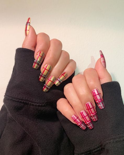 Posted by Zoe Scott: Welcome to Plaid Nails, where classic style meets modern flair! This post is your ultimate guide to nailing (pun intended!) this chic pattern on your ... Pink Plaid Nails, Ballerina Acrylic Nails, Plaid Nail Designs, Plaid Nail Art, Nail Color Trends, Tie Dye Nails, Nude Nail Designs, Plaid Nails, French Acrylic Nails