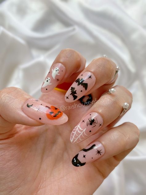 Halloween Sticker Nails, Spokey Season Nails, 2022 Halloween Nails, Light Halloween Nails, Halloween Nails With Stickers, Halloween Nail Stickers, Cute Nails Halloween, Halloween Aesthetic Nails, Spiky Nails