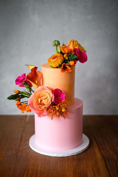 Bright Cake Flowers, Bright Wedding Cake Ideas, Decorate Cake With Flowers, Bright Wedding Cakes, Wedding Cake Colourful, Colorful Vintage Wedding Cake, Citrus Theme Cake, Colorful Wedding Cake Ideas, Orange And Pink Wedding Cake