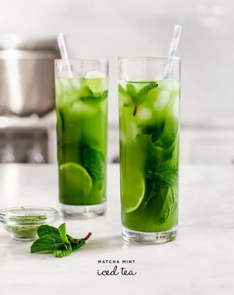 Matcha Mint Iced Tea: 2 cups water, 2 tsp Matcha, 2 cups crushed ice, 1 lime sliced, handfuls of mint, honey/cane sugar/minty simple syrup Matcha Iced Tea, Matcha Green Tea Recipes, Matcha Mint, Green Tea Recipes, Matcha Recipe, Iced Tea Recipes, Green Drinks, Iced Matcha, Avocado Smoothie