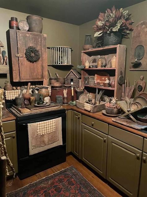 Country Sampler Decorating Ideas, Primitive Living Room Ideas, Small Cabin Kitchens, Primitive Kitchen Cabinets, Barndo Ideas, Prim Kitchen, Primitive Home Decorating, Primitive Country Kitchen, Primitive Kitchens