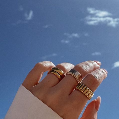 Bec Bartninkaitis on Instagram: "stacked to the maxxx 🤍 #mejuri @mejuri #finecrew #mejuripartner" everyday rings, stacker rings, golf jewellery, chunky rings. Chunky Stacked Rings, Simple Gold Ring Stack, Mejuri Aesthetic, Ring Stack Luxury, Oura Ring Styling, Mejuri Ring Stack, Mejuri Rings Stacking, Stacked Minimalist Midi Rings, Everyday Ring Stack