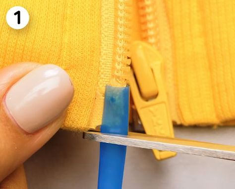 Zipper Repair Hacks Straw, Flower Making With Paper, Zipper Problems, Wax Paper Transfers, Fix Broken Zipper, Fix A Zipper, Zipper Repair, Hanging Craft, Sewing Alterations