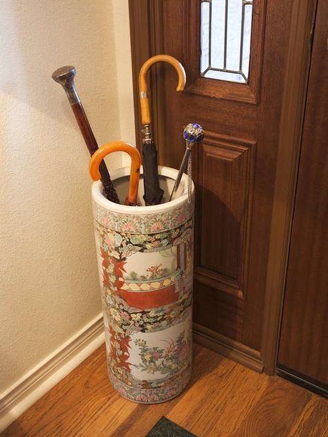 Umbrella Stand Diy Umbrella Holder, Umbrella Stand Ideas, Front Door Vintage, Fromt Doors, Umbrella Project, Small Foyer Ideas, Umbrella Stand Design, Thrift Manifestation, Diy Umbrella