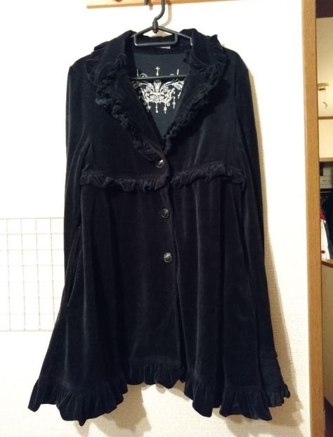 The comfiest. Can unzip in the middle to transform it into a bolero! It has custom Putumayo buttons! Winter Alternative Outfits, Button Up Cardigan Outfit, Bolero Outfit, Creepy Clothes, Black Wardrobe, Cardigan Outfit, Gothic Clothes, Button Up Cardigan, Thrift Fashion