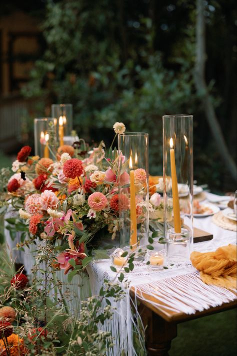 Wedding Centerpieces Orange, Modern November Wedding, Late Summer Wedding Decor, Fall Wildflower Tablescape, Warm Color Wedding Theme, Sunset Hues Wedding, Sunset Colours Wedding, Modern Wildflower Wedding, June Garden Wedding