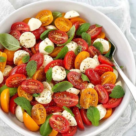 Tomato and Bocconcini Salad Tomato Bocconcini Salad, Fresh Mozzarella Salad, Bocconcini Salad, Salad Caprese, Super Easy Appetizers, Mozzarella Pasta, Pesto Dressing, Mozzarella Salad, Resep Salad