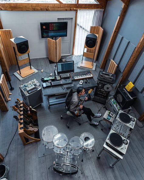 Home Recording Studio Aesthetic, Music Workstation, Audiophile Room, Record Studio, Dj Studio, Drum Room, Home Studio Ideas, Home Music Rooms, Music Studios