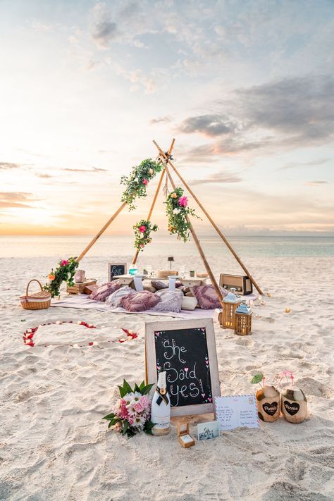 Desi Reception, Proposal Ideas Beach, Wedding Proposal Ideas Engagement, Romantic Beach Picnic, Picnic Party Decorations, Picnic Date Food, Picnic Setup, Luxury Picnics, Bachelorette Planning