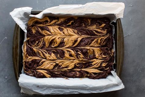 How to make peanut butter swirl brownies on sallysbakingaddiction.com Brownies Cheesecake, Peanut Butter Swirl Brownies, Peanut Butter Squares, Best Brownie Recipe, Swirl Brownies, Butter Brownies, Bean Brownies, Homemade Brownies, Peanut Butter Brownies